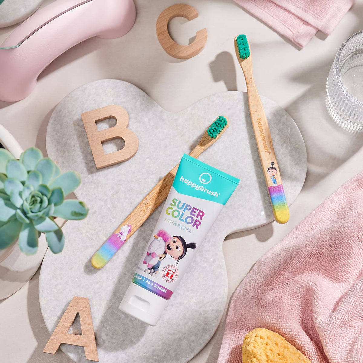 Mood-Bild Bambus-Zahnbürste & SuperColor Zahnpasta von happybrush